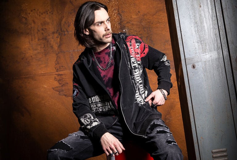 Original Sinner / This isn&rsquo;t about playing it safe. The Original Sinners collection stands for rock (and biker) inspired streetwear: raw, rebellious, and authentic. Dark, washed-out color palettes, used effects, and tattoo aesthetics form a clear design language. Skulls, wings, crosses, and heraldic elements meet vintage-inspired typography, each piece feels like a statement item with strong recognition value.Elaborately executed prints, from front prints to all-over designs, blend with embroidery, patches, and textured surfaces. Lacing, bands, raw edges, and destroyed details add depth and attitude, while tie-dye and acid-wash effects create a distinctive patina. The silhouettes are proven and precisely cut: fitted T-shirts and longsleeves, along with layering pieces like hoodies, zip jackets, and vests. For women, tailored with subtle feminine accents; for men, masculine and body-defining. Classic fits, refined for a modern edge.Original Sinners is rockwear with character, uncompromising in style, high-quality in execution, and far removed from short-lived trends. For those who don&rsquo;t need to explain their look, they wear it. Timeless rock styles, reinterpreted for today and made for the street. Original Sinners : made for the unapologetic. / Zobacz teraz!