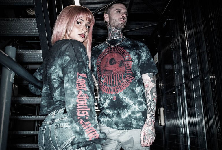 Lost Souls / Lost Souls combines youthful streetwear styles with a dark, modern aesthetic. Deep tie-dye washes in black and red meet raw-looking graphics and striking prints, lending each piece a mystical intensity.The collection features precise, contemporary cuts: T-shirts, hoodies, jumpers, cropped tops and joggers create urban silhouettes that look casual, modern and full of character. Textured details, patches and wash effects enhance the individual look. / Zobacz teraz!