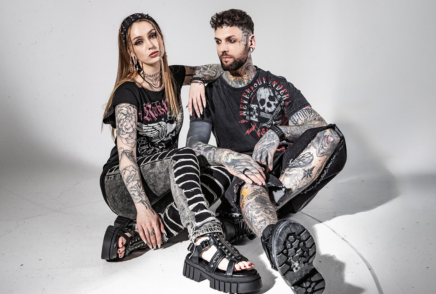 Original Sinners / Poczuj dreszcz emocji. Kolekcja Original Sinner to zainspirowana stylem rockowym i motocyklowym odzież uliczna: konkretna, zbuntowana i autentyczna. Ciemne kolory z efektem sprania, efekt zużycia materiału i zainspirowana kulturą tatuażu estetyka tworzą razem jasny przekaz. Czaszki, skrzydła, krzyże i elementy heraldyczne łączą się z typografią inspirowaną stylem vintage - każde z tych ubrań ma w sobie coś, co sprawia, że nie da się ich przeoczyć.Bogate w detale wzory. Nadruki z przodu i na plecach, nadruki na całej powierzchni, aplikacje wyszywane. naszywki i powierzchniami o specjalnej teksturze - to wszystko łączy się z: ozdobnymi wiązaniami, paskami, nieobrobionymi krawędziami i detalami z efektami podniszczenia. W efekcie powstaje styl pełen głębi i charakteru, a efekty tie-dye i acid wash tworzą charakterystyczną patynę. Fasony są przemyślane, precyzyjnie skrojone i dopasowane. Czekają na Ciebie: koszulki i longsleeve'y oraz idealne do noszenia w wielowarstwowych stylizacjach: bluzy z kapturem, bluzy zapinane na zamek i kamizelki. Dla kobiet &ndash; dopasowane z subtelnymi, kobiecymi akcentami. Dla mężczyzn &ndash; wyraziste i podkreślające sylwetkę. Sprawdź klasyczne fasony doprawione nowoczesnym akcentem.Original Sinner to ubrania w rockowym stylu, z odpowiednią dawką energii. Bezkompromisowe w kwestiach stylu i wysokiej jakości wykonania. Nie podążające za kr&oacute;tkotrwałymi trendami. Dla tych, kt&oacute;rzy nie muszą tłumaczyć swoich wybor&oacute;w. Ponadczasowe rockowe ubrania, zinterpretowane na nowo i gotowe, by podbić ulice. Original Sinner - stworzone dla tych, kt&oacute;rzy nie uznają kompromis&oacute;w. / Zobacz teraz!
