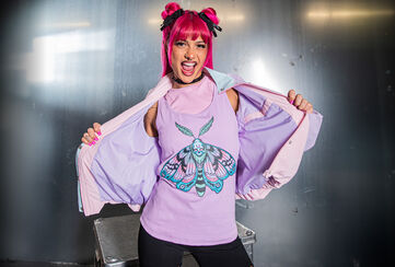 Creepy Pastels / Creepy Pastels combines delicate pastel shades, soft colour gradients and stripes with an eerily charming twist. Morbid moths, whimsical bunnies and detailed illustrations create an atmospheric blend of lightness and spooky vibes, carried by candy-coloured tones, playful silhouettes and graphic eye-catchers. The motto: creepy but gorgeous &ndash; colourful, quirky and subtly dark.Hoodies, cardigans, tops and layering pieces embrace this aesthetic, combining comfortable cuts with striking prints. The collection is aimed at anyone who loves the world of pastels but doesn&rsquo;t want to miss out on its darker side &ndash; a look that&rsquo;s somewhere between dreamy and strangely fascinating, soft in expression yet with shadows lurking in the background. / Zobacz teraz!