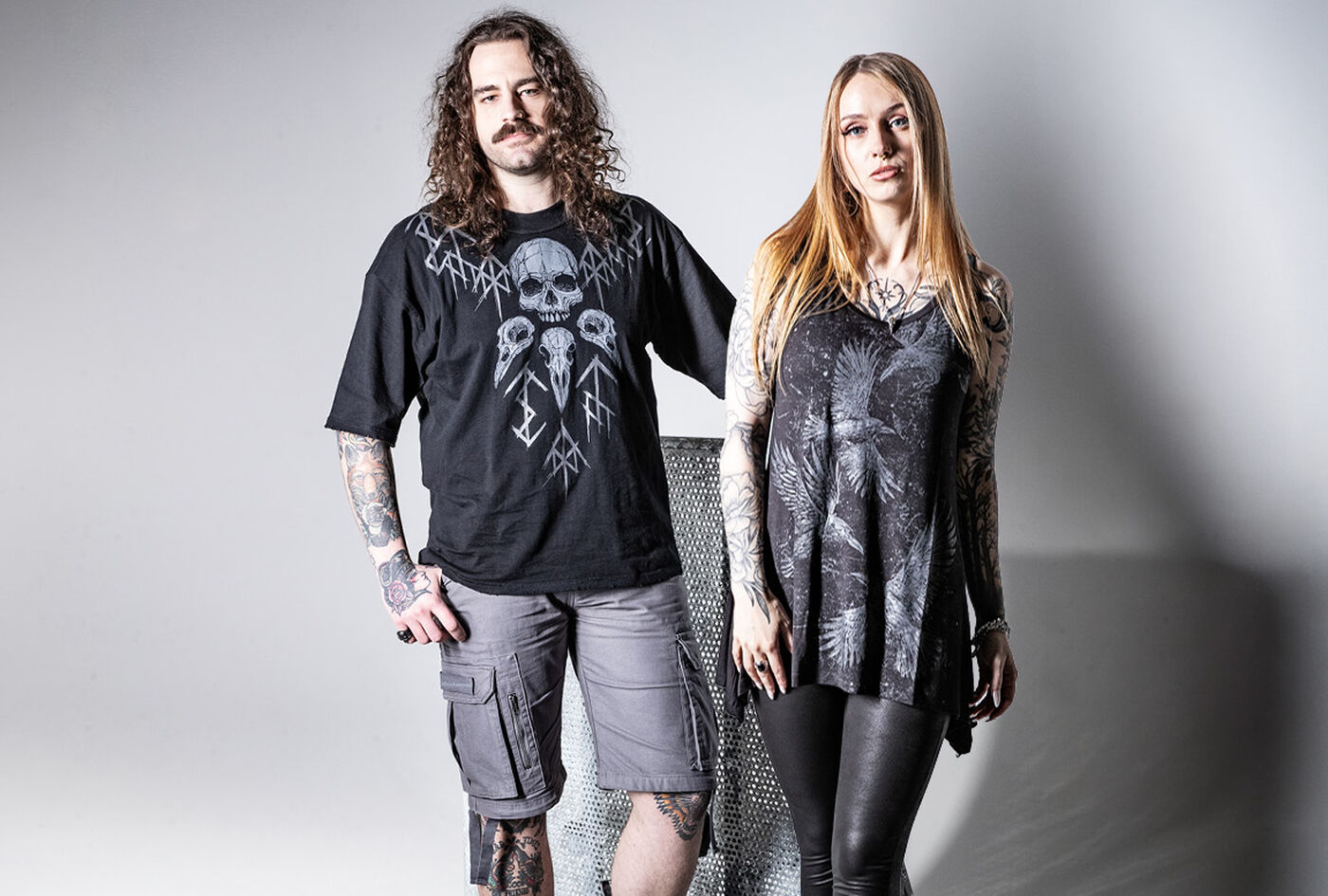 Beaks, Claws & Skulls / Kolekcja Black Premium - stworzona z myślą o sezonie jesień/zima 2026 - zainspirowana została przez mroczny świat, w kt&oacute;rym bram nocy strzegą kruki i inni skrzydlaci drapieżcy oraz motywy związane ze śmiercią, takie jak czaszki. Nasza nowa kolekcja łączy gotycką symbolikę z nowoczesną, wyrazistą estetyką, kt&oacute;ra przem&oacute;wi zar&oacute;wno do kobiet, jak i mężczyzn. &nbsp;Czerń pozostaje dominującym kolorem, a subtelne odcienie szarości i sprane tonacje nadają całości głębi i vintage&rsquo;owego charakteru. Czaszki, kruki, pi&oacute;ra, szpony i elementy szkielet&oacute;w stanowią kluczowe elementy kolekcji i pojawiają na nadrukach i innych detalach zdobiących te ubrania.&nbsp; Kobiece fasony - z jednej strony - i nieco bardziej surowe formy - z drugiej - tworzą balans pomiędzy stylistyką Romantic Goth i alternatywnym streetwearem. Grafiki inspirowane motywami anatomicznymi, wizerunkami ptak&oacute;w oraz estetyką tatuażu, łączą: motywy śmierci, natury i mroku. W efekcie powstaje: tajemnicze, niepokojące i oryginalne wizualne uniwersum. / Sprawdź to