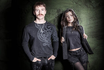 Celtic Snake / Kolekcja Black Premium by EMP jest: surowa, wyrazista i bogata w symbolikę. W centrum jest wąż &ndash; starożytny symbol: siły, transformacji i niezniszczalności. W połączeniu z wyrazistymi wzorami celtyckich węzł&oacute;w tworzy stylizację, kt&oacute;ra przyciąga spojrzenia i podkreśla Twoją niezależność.Stworzyliśmy eksluzywne nadruki i efektowne, wyszywane aplikacje, kt&oacute;re są wyraziste, bezkompromisowe i bogate w detale. Dzięki temu każda z tych rzeczy ma sw&oacute;j wyjątkowy charakter. Specjalne wykończenia, takie jak indywidualnie zaprojektowane guziki i końc&oacute;wki sznurk&oacute;w, dodają ostatecznego szlifu i gwarantują, że każde z tych ubrań jest naprawdę wyjątkowe.Wyr&oacute;żnij się. Idź swoją drogą i noś z dumą ubrania Black Premium by EMP - Celtic Collection. Stworzone dla tych, kt&oacute;rzy żyją po swojemu. / Zobacz teraz!