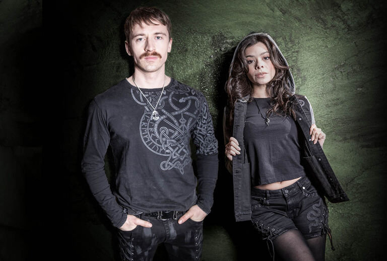 Celtic Snake / Kolekcja Black Premium by EMP jest: surowa, wyrazista i bogata w symbolikę. W centrum jest wąż &ndash; starożytny symbol: siły, transformacji i niezniszczalności. W połączeniu z wyrazistymi wzorami celtyckich węzł&oacute;w tworzy stylizację, kt&oacute;ra przyciąga spojrzenia i podkreśla Twoją niezależność.Stworzyliśmy eksluzywne nadruki i efektowne, wyszywane aplikacje, kt&oacute;re są wyraziste, bezkompromisowe i bogate w detale. Dzięki temu każda z tych rzeczy ma sw&oacute;j wyjątkowy charakter. Specjalne wykończenia, takie jak indywidualnie zaprojektowane guziki i końc&oacute;wki sznurk&oacute;w, dodają ostatecznego szlifu i gwarantują, że każde z tych ubrań jest naprawdę wyjątkowe.Wyr&oacute;żnij się. Idź swoją drogą i noś z dumą ubrania Black Premium by EMP - Celtic Collection. Stworzone dla tych, kt&oacute;rzy żyją po swojemu. / Zobacz teraz!