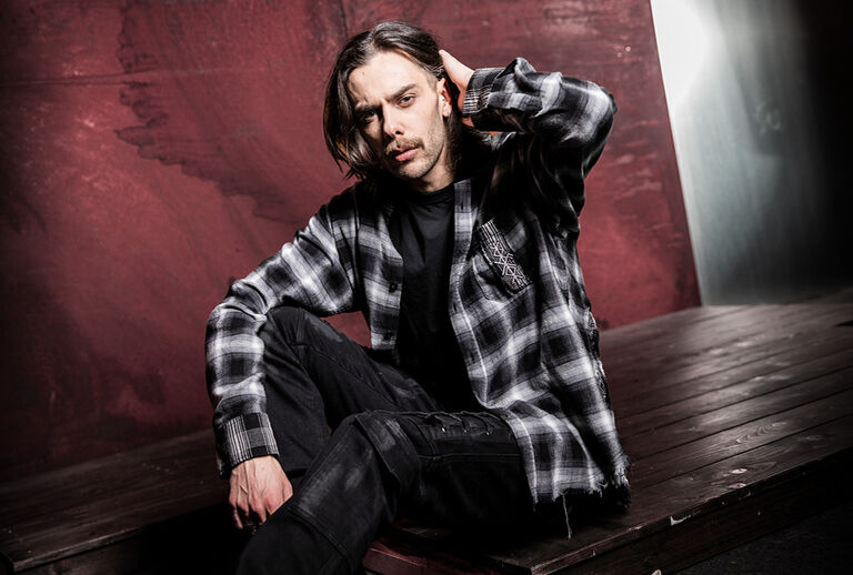 Pagan Roots / Kolekcja Pagan Roots zainspirowana została przez pierwotną naturę i dawne wierzenia. Estetyka nawiązuje do starożytnej symboliki: run, kręg&oacute;w ochronnych i znak&oacute;w, kt&oacute;re wyglądają, jakby zostały wyrzeźbione. Czerń i ciemna czerwień w połączeniu z surowymi przetarciami przywodzą na myśl ziemię, żar i ceremonie pod nocnym niebem. Każde z tych ubrań to wyrazista emanacja świata pełnego symboli &ndash; czasami w formie dużego, wyrazistego motywu, czasami przybiera formę subtelnego tła przypominającego zwietrzałe freski. Te wzory wyglądają jak wsp&oacute;łczesne artefakty z pogańskich obrzęd&oacute;w i folkloru.Kr&oacute;j Oversize pozwala stworzyć look, kt&oacute;ry balansuje między rytualnym strojem, a streetwearem. Pagan Roots to ubrania, kt&oacute;re wyglądają, jakby ich korzenie tkwiły głęboko w starożytności. / Zobacz teraz!