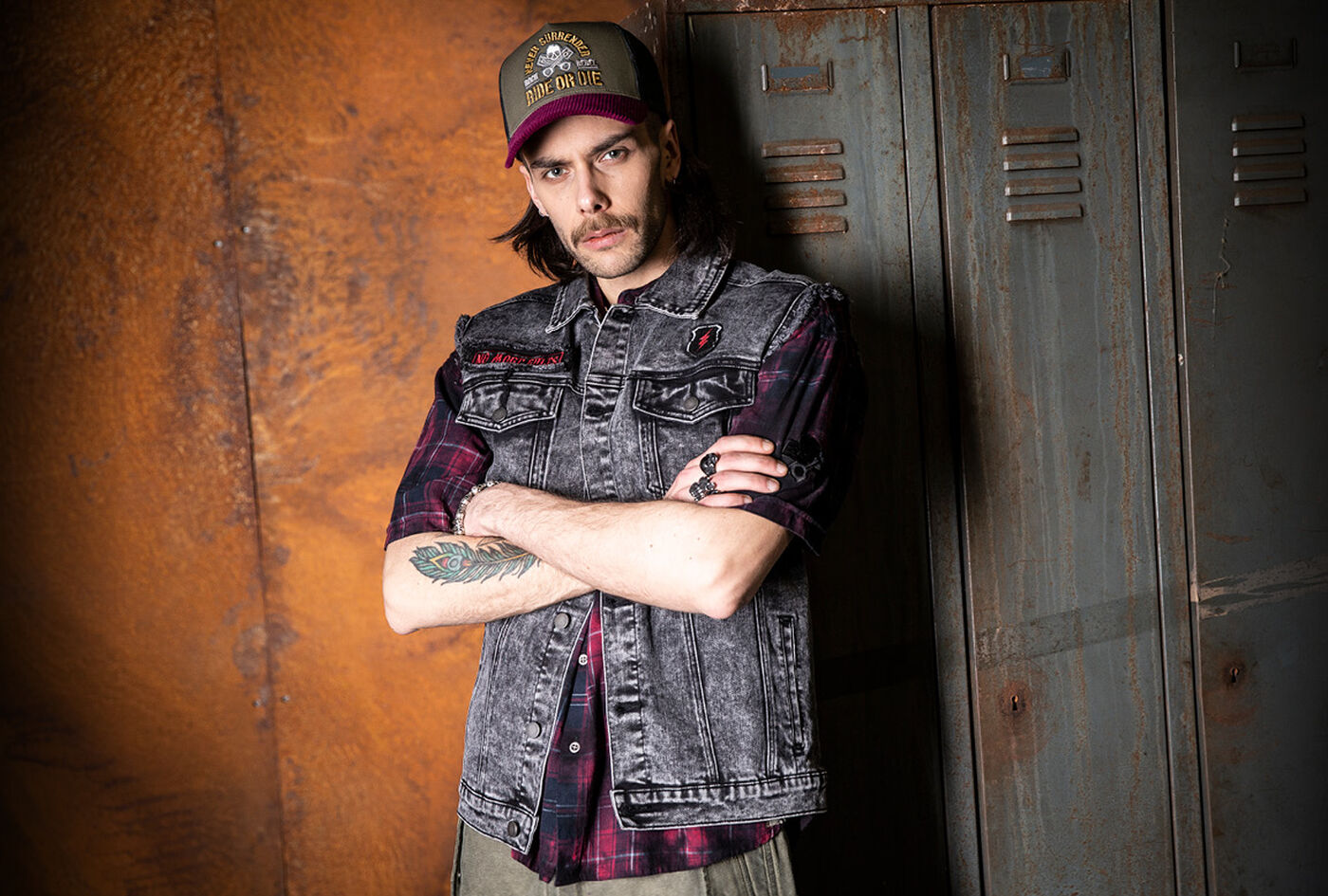Free Spirit / Kolekcja Free Spirit doda klimatu vintage do Twojego stylu. Dostajesz tu połączenie: efektownej estetyki retro i rockabilly, wzbogacone o przyciągające wzrok nadruki ze zwierzęcymi motywami i nowoczesne wykończenie w technologii oil wash. Każdy look zyskuje na wyjątkowości dzięki efektowi sprania materiał&oacute;w. Te rzeczy są autentyczne, zbuntowane i ponadczasowe.Klasyczne motywy - pokazane w nowym świetle - stają się podstawą swobodnych stylizacji rockabilly. Czapki truckerki, dopasowane pasy, sukienki to wszystko składa się na kolekcję idealnie oddającą ducha wolności. / Zobacz teraz!