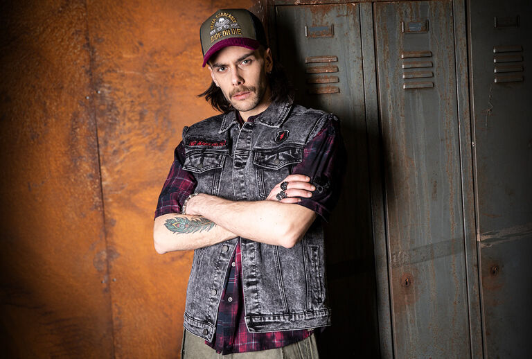 Free Spirit / The Free Spirit collection brings a fresh vintage vibe to your style: a mix of striking vintage and rockabilly aesthetics, enhanced with eye-catching animal prints and a modern oil wash finish. Every look has a deliberately washed-out, authentic and rebellious feel &ndash; yet remains timeless.Classic motifs appear in a new light and are transformed into casual rockabilly statements. Added to this are selected pieces such as beach shorts, puffer styles, trucker caps with corduroy visors and matching belts that perfectly capture the free-spirited vibe.The focus is on shirts, T-shirts, tops and leggings, all with a genuine vintage look and feel, oil wash treatment and animal prints that define the collection's unmistakable retro character. / Zobacz teraz!