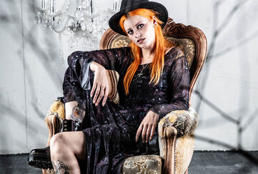 Mystical Woods / Mystical Woods transports you to a whimsical gothic world: witchcraft herbs, moths and celestial motifs are printed, embroidered and embossed on flowing fabrics. The inspiration comes from the flowing outfits of Stevie Nicks and pop-culture witch classics such as "Charmed". This &ldquo;Whimsigoth&rdquo; style is the more colourful, younger witchy sister of the romantic goth style.One of the highlights of the summer collection is a brimmed hat made from high-quality 100% wool felt with embroidery on the inner brim. We&rsquo;ve opted for 100% wool to ensure the very best quality, so you can enjoy this item for years to come. / Zobacz teraz!
