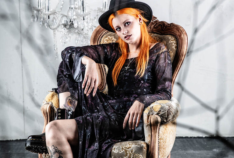 Mystical Woods / Mystical Woods transports you to a whimsical gothic world: witchcraft herbs, moths and celestial motifs are printed, embroidered and embossed on flowing fabrics. The inspiration comes from the flowing outfits of Stevie Nicks and pop-culture witch classics such as "Charmed". This &ldquo;Whimsigoth&rdquo; style is the more colourful, younger witchy sister of the romantic goth style.One of the highlights of the summer collection is a brimmed hat made from high-quality 100% wool felt with embroidery on the inner brim. We&rsquo;ve opted for 100% wool to ensure the very best quality, so you can enjoy this item for years to come. / Zobacz teraz!