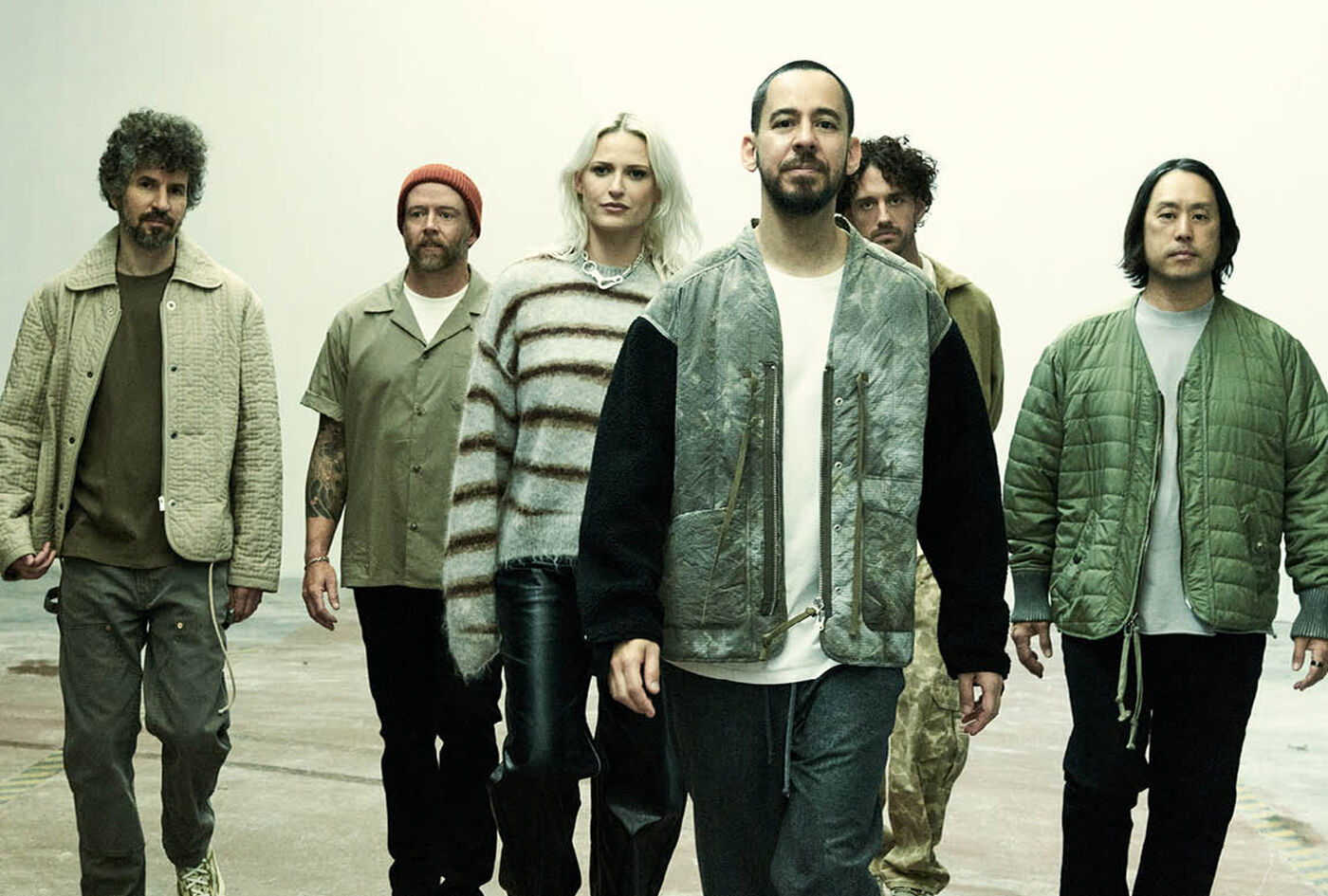 Linkin Park to bez wątpienia jeden z najbardziej wpływowych, rockowych zespoł&oacute;w. Fenomenalne albumy i wielkie hity sprawiły, że stali się jedną z ikon wsp&oacute;łczesnej sceny.Teraz - siedem lat po poprzednim albumie i druzgocącej stracie Chestera Benningtona - powracają z potężnym nowym wydawnictwem: From Zero.Nie przegap tego &mdash; Sprawdź nowy album i odkryj najnowszy merch!