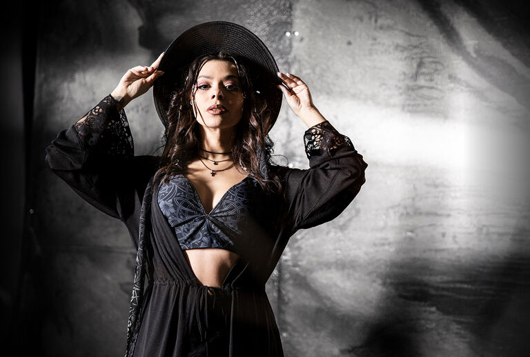 Rooted In Reverance / Kolekcja Black Premium by EMP jest: surowa, wyrazista i bogata w symbolikę. W centrum jest wąż &ndash; starożytny symbol: siły, transformacji i niezniszczalności. W połączeniu z wyrazistymi wzorami celtyckich węzł&oacute;w tworzy stylizację, kt&oacute;ra przyciąga spojrzenia i podkreśla Twoją niezależność.Stworzyliśmy eksluzywne nadruki i efektowne, wyszywane aplikacje, kt&oacute;re są wyraziste, bezkompromisowe i bogate w detale. Dzięki temu każda z tych rzeczy ma sw&oacute;j wyjątkowy charakter. Specjalne wykończenia, takie jak indywidualnie zaprojektowane guziki i końc&oacute;wki sznurk&oacute;w, dodają ostatecznego szlifu i gwarantują, że każde z tych ubrań jest naprawdę wyjątkowe. / Zobacz teraz!