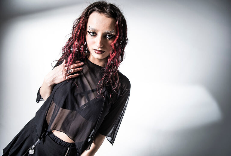 The Void / Ta kolekcja przenosi Cię w świat estetyki nu-goth.. Pełnej: głębokiej czerni, okultyzmu i charakterystycznych ręcznie rysowanych symboli, nadruk&oacute;w na całej powierzchni i mistycznych ilustracji. Zainspirowana cytatem z Nietzschego: "Gdy długo spoglądamy w otchłań, otchłań spogląda r&oacute;wnież w nas" jest kolekcją, za sprawa kt&oacute;ej możecz poczuć spojrzenie otchłani.Oversize'owe fasony, efekt podniszczenia materiału, detale z siateczki i metaliczne akcenty tworzą nowoczesną i jednocześnie mroczną aurę. Łańcuszki i zwiewne, częściowo przetarte dzianinowe struktury łączą modne elementy z chłodnym i mrocznym klimatem stylu nu-goth. Bez przesadnego romantyzmu. Wręcz przeciwnie - są surowe, zimne i enigmatyczne. / Zobacz teraz!