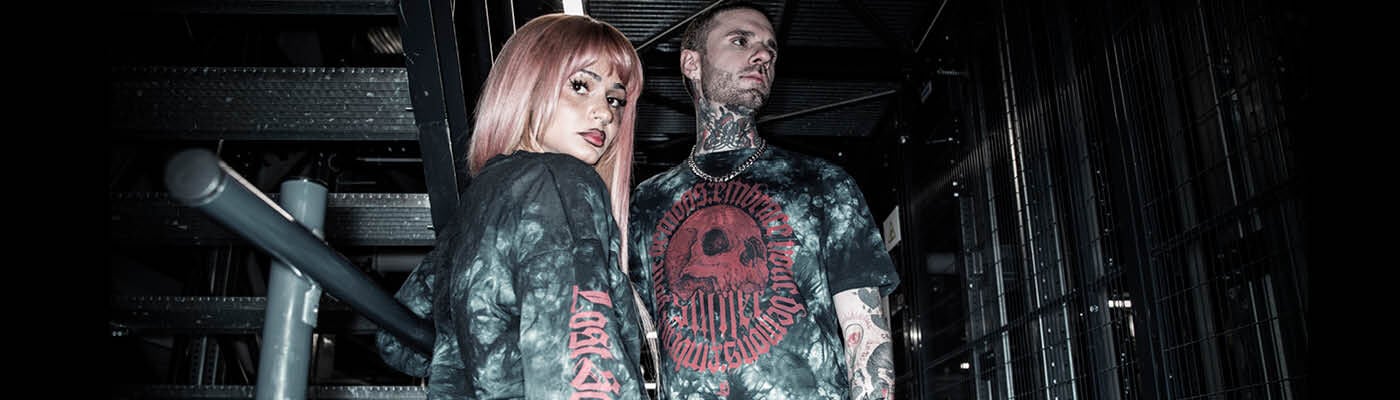 Lost Souls / Kolekcja Lost Souls łączy młodzieżowy streetwear z mroczną, nowoczesną estetyką. Mocne efekty tie-dye w czerni i czerwieni w zestawieniu z surowymi wzorami i efektownymi nadrukami robią wrażenie. Dzięki temu każde z tych ubrań ma w sobie to, czego wymagasz od rzeczy wyjątkowych, tak jak Ty!To kolekcja, kt&oacute;rą charakteryzują precyzyjne, nowoczesne fasony i kroje: koszulki, bluzy z kapturem, bluzy, kr&oacute;tkie topy i spodnie dresowe tworzą miejski look. Wyglądają" swobodnie, nowocześnie i są pełne charakteru. Teksturowane detale, naszywki i efekty sprania podkreślają indywidualny styl. / Zobacz teraz!