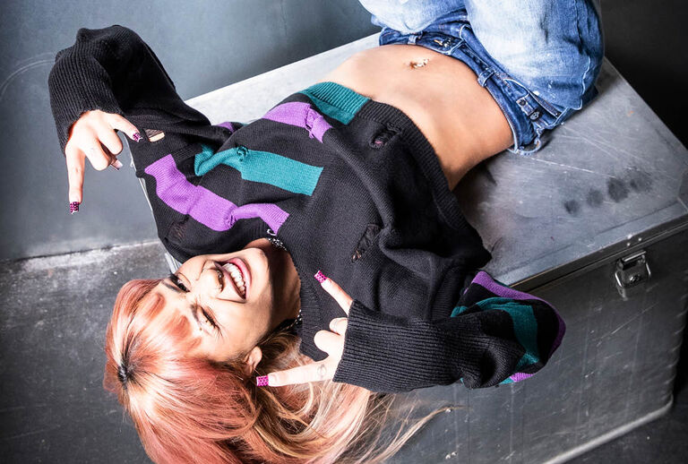 Cute Morbid / Kolekcja Full Volume by EMP zachwyca urzekającym kontrastem: słodyczy makabry. Jest jednocześnie radosna i mroczna. Głębokie odcienie czerni to podstawa. Akcenty w rozmarzonym fiolecie i mistycznym kolorze petrol (niebiesko-zielonym) tworzą niemal eteryczną atmosferę.Luźny fason oversize powzoli Ci stworzyć swobodny, ​​a zarazem wyrazisty look &ndash; idealny do wyeksponowania efektownych wzor&oacute;w. Holograficzne nadruki i kontrastujące kolorystycznie paski odbijają światło, sprawiając, że każda z tych rzeczy mieni się kolorami.Za uroczą powierzchownością kryje się mroczny sekret. Wystarczy spojrzeć na motyla i kr&oacute;lika, symbole, kt&oacute;re na nowo definiują słodycz i dodają odrobinę upiornej estetyki. / Zobacz teraz!